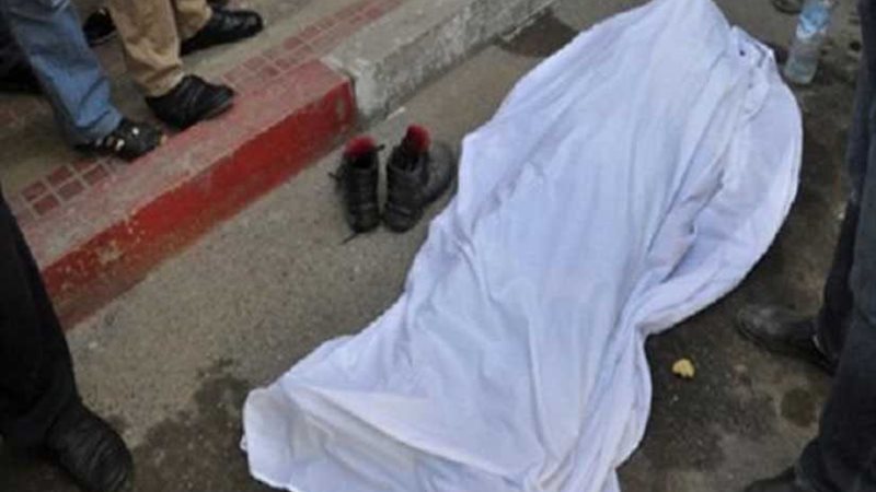 صعد لتنظيف سطح منزله