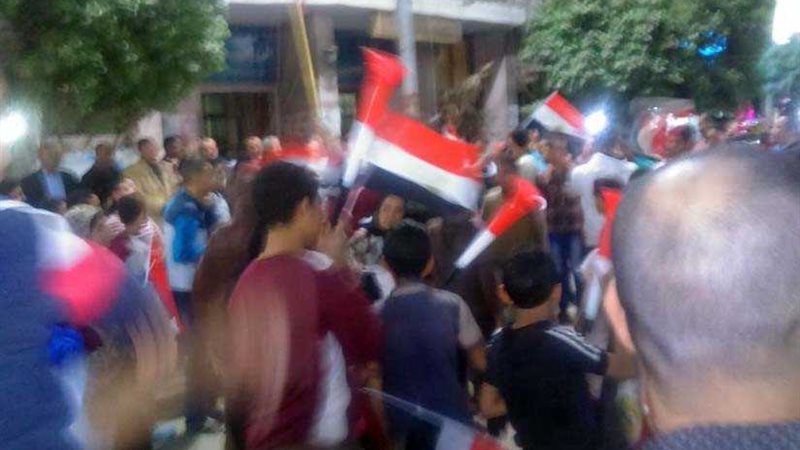 عشرات الآلاف يحتفلون