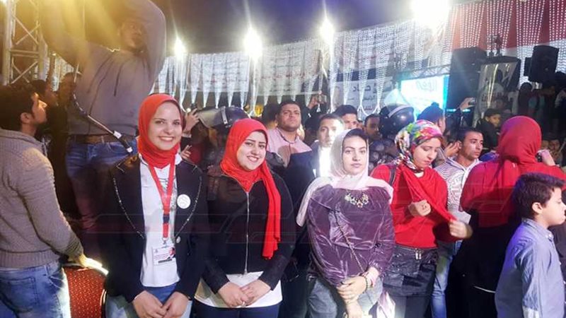 الأعلام ترفرف في