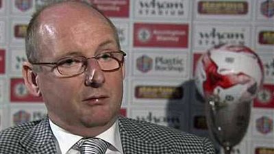 مالك فريق انجليزى يخضع للتحقيق لدعوة لاعبيه لتناول 