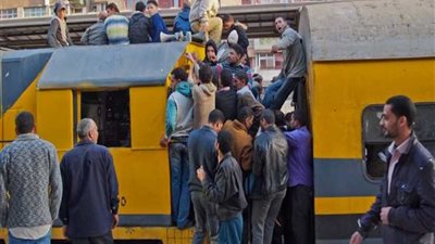 معاناة المنايفة من تكرار تأخر قطارات خط منوف 