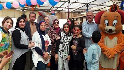 مايسة عطوة تشارك الأيتام جمعة الفرحة