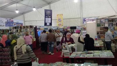 إقبال كبير على معرض الإسكندرية للكتاب بكلية الهندسة
