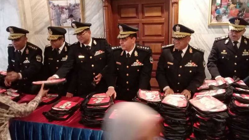 أكاديمية الشرطة توزع