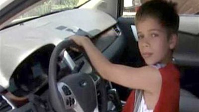 طفل يقود سيارة ببني سويف يصدم ضابطا ويحطم كاميرته