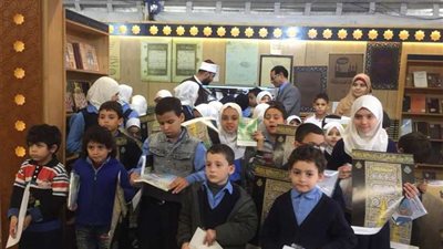 طلاب من سوريا ونيجيريا يزورون جناح الأزهر بمعرض الإسكندرية للكتاب