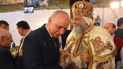 محافظ القاهرة يشارك قداس عيد القيامة