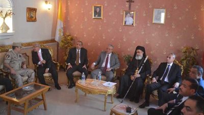 محافظ المنيا يزور عددا من الكنائس للتهنئة بعيد القيامة