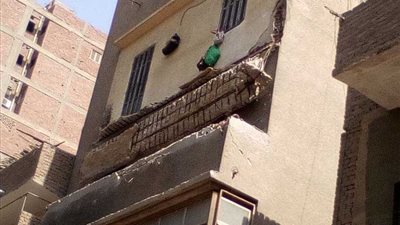 تحطم 3 سيارات في انهيار شرفة عقار بالأميرية