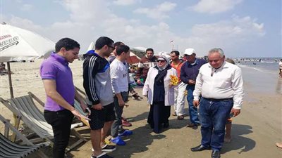 رئيس مدينة جمصة تستقبل المصطافين بالورود