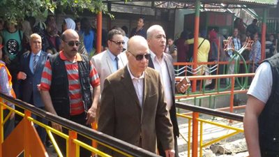 محافظ القاهرة يحتفل بأعياد الربيع مع رواد الأتوبيس النهري