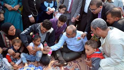 محافظ القليوبية يحتفل مع زائري حدائق القناطر الخيرية