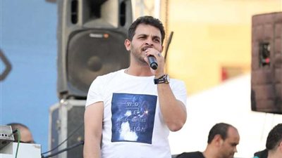 محمد رشاد يشعل حفل 