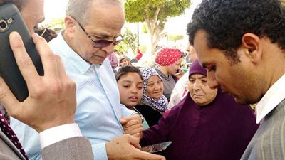 محافظ القليوبية يتدخل لتسكين سيدة بدار مسنين