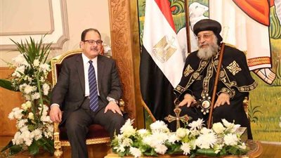 وزير الداخلية في الكاتدرائية لتهنئة البابا تواضروس بعيد القيامة 