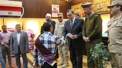 محافظ الفيوم ومدير 