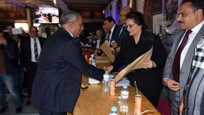 محافظ البحيرة تكرم 