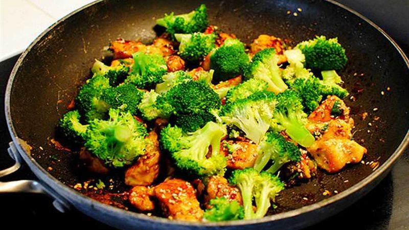 الأرز البني والبروكلي