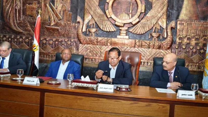 محافظ الغربية يناقش