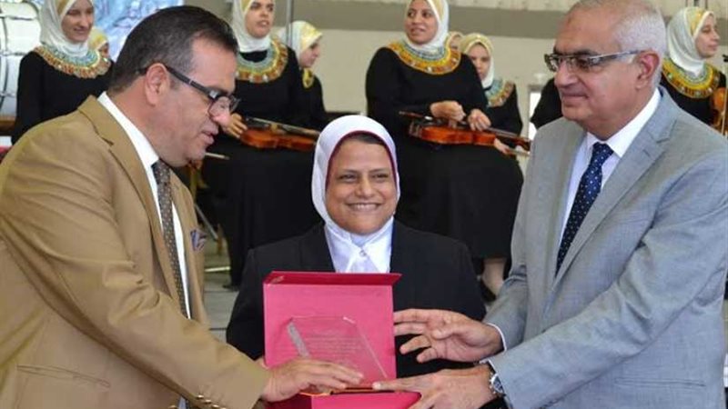 جامعة المنصورة تكرّم