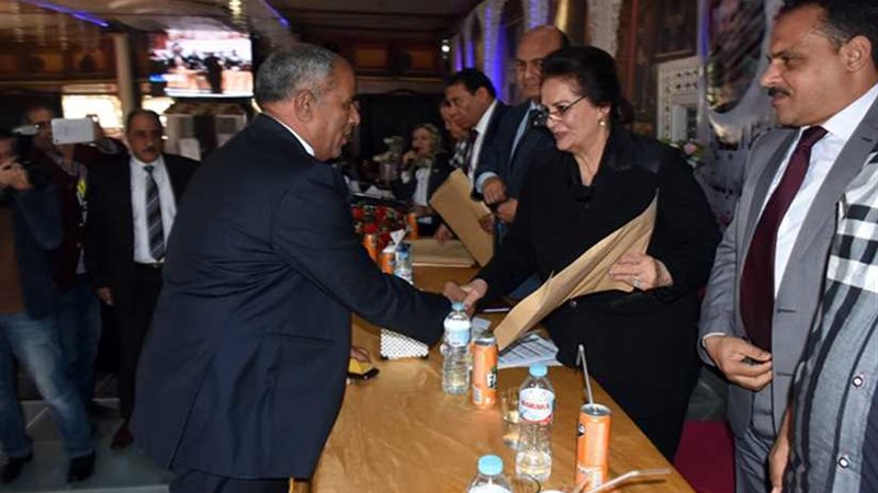 محافظ البحيرة تكرم