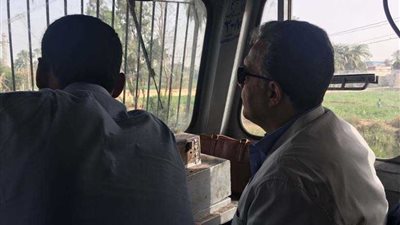 وزير النقل يتفقد الدرجة الثانية بقطار الصعيد