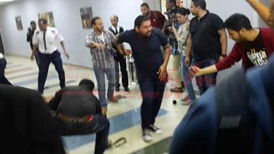 الاعتداء على المراسلين والمصورين أثناء تغطيتهم حفل تامر حسني بجامعة بدر (صور)