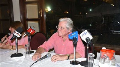 حسين فهمي في ضيافة صالون احسان عبد القدوس