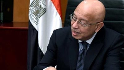 رئيس الوزراء يستعرض تقريرًا عن مشروعات الاتصالات