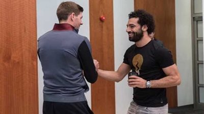 «صلاح» يلتقى «جيرارد» ويحتفي بالمقابلة الأولى