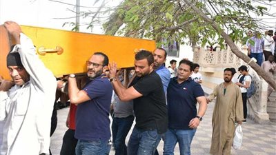 بالصور..والدة شيرين تنهار بالجنازة ورامي صبري يدعمها ويحمل الجثمان
