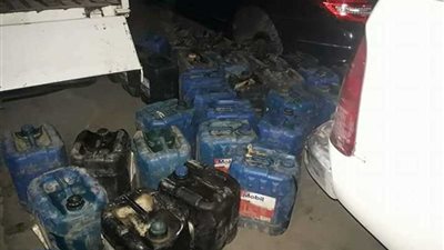 ضبط سيارتين للمتاجرة بمواد بترولية مدعمة بالفيوم (صور)