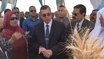 محافظ الفيوم يفتتح موسم حصاد القمح لعام 2018