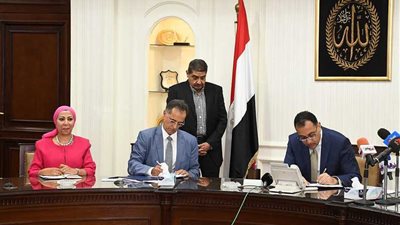 وزير الإسكان والسفير السويسري يوقعان اتفاقية 