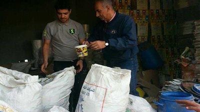 ضبط 350 كيلو أغذية فاسدة داخل مصنع بالمنصورة