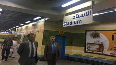 بالصور.. وزير النقل في جولة تفقدية مفاجئة لمحطات المترو وقطار الجيزة
