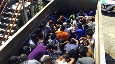 العثور على عشرات المهاجرين مكدسين في شاحنات بالمكسيك