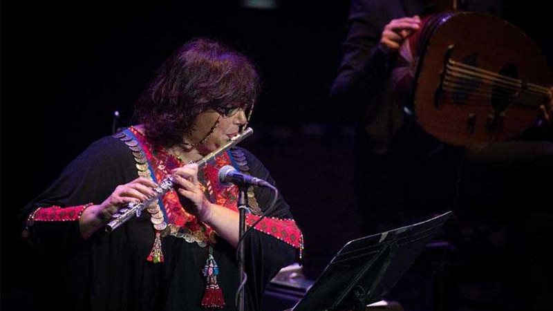 الفنانة الوزيرة تتسلم