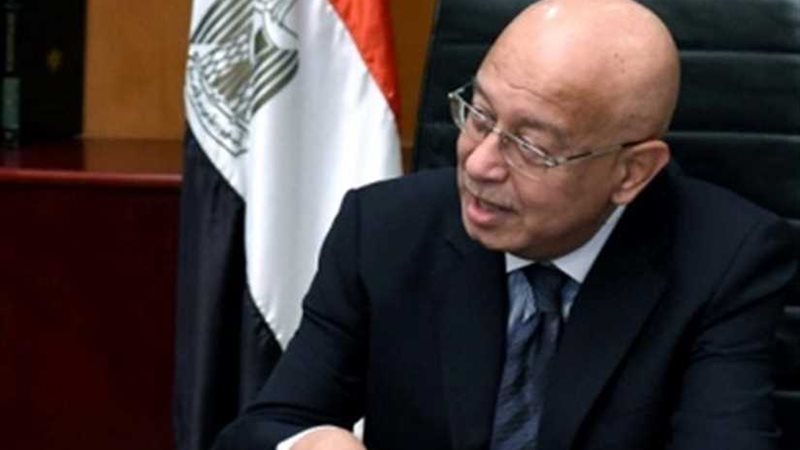 رئيس الوزراء يستعرض