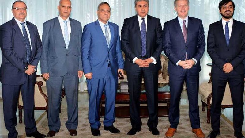 وزير الطيران يستقبل
