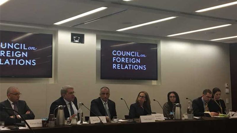 وزير المالية يلتقي