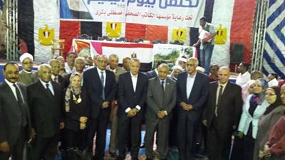 النائب مصطفى بكري ومحافظ قنا يكرمان ٦٠٠ يتيم