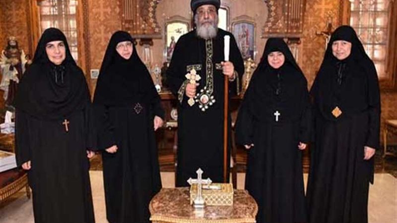 البابا يستقبل رئيسات