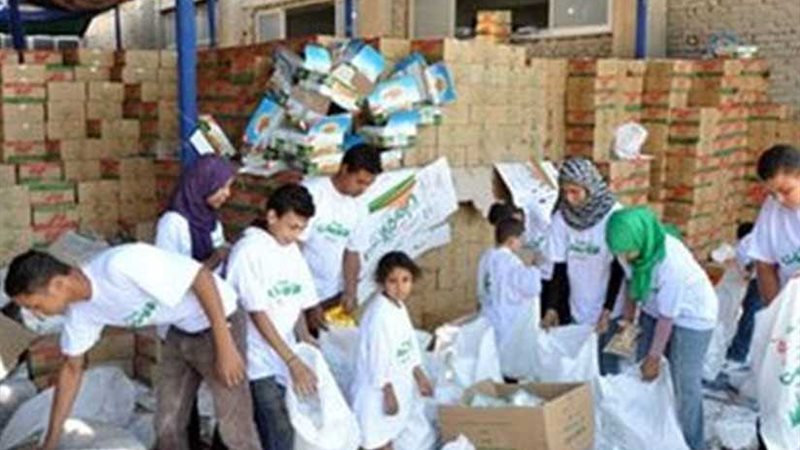 توزيع 1200 قطعة ملابس
