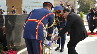 السيسي يضع إكليلًا من الزهور على قبر السادات في ذكرى تحرير سيناء (فيديو)