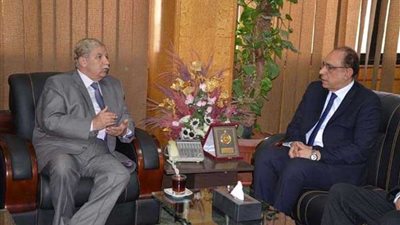 محافظ الإسماعيلية يناقش مواجهة القضية السكانية مع نائب وزير الصحة