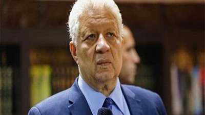 مرتضى منصور يصل جدة بصحبة نجليه