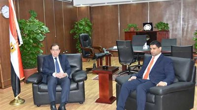 الملا ورئيس مبادلة للبترول الإمارتية يبحثان التعاون المشترك