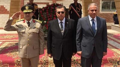 محافظ الفيوم يضع إكليلا من الزهور على النصب التذكاري للشهداء