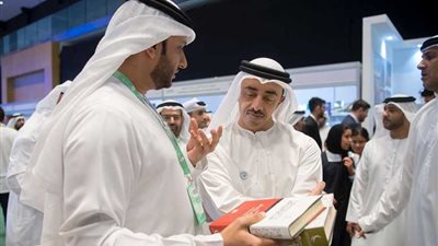 وزير خارجية الإمارات يتفقد جناح مجلس حكماء المسلمين بمعرض أبوظبي الدولي للكتاب